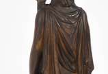 Luminária de bronze representando figura femini... - Luminária de bronze representando figura feminina para uma lâmpada, manga de vidro na forma de chama, base de mármore.