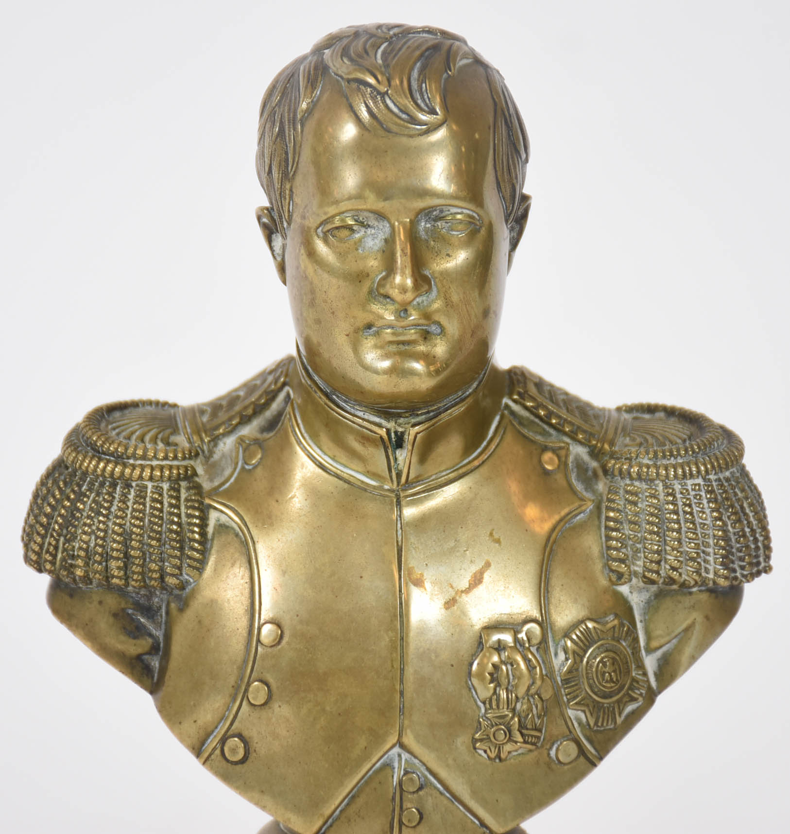 Busto em bronze representando Napoleão com base madeira redonda. - foto 2 de 4