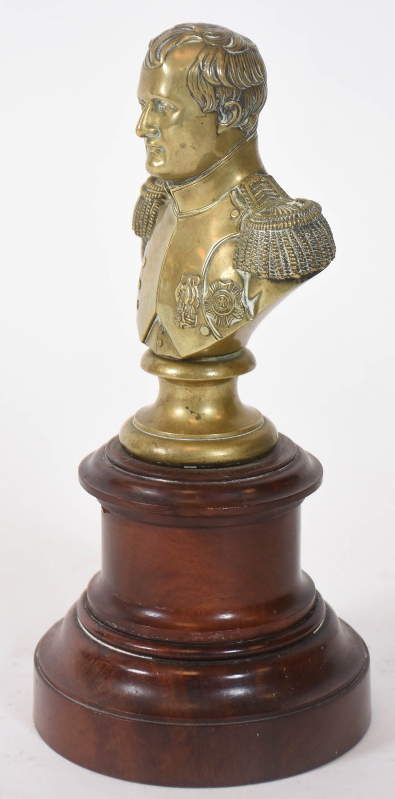 Busto em bronze representando Napoleão com base madeira redonda. - foto 3 de 4