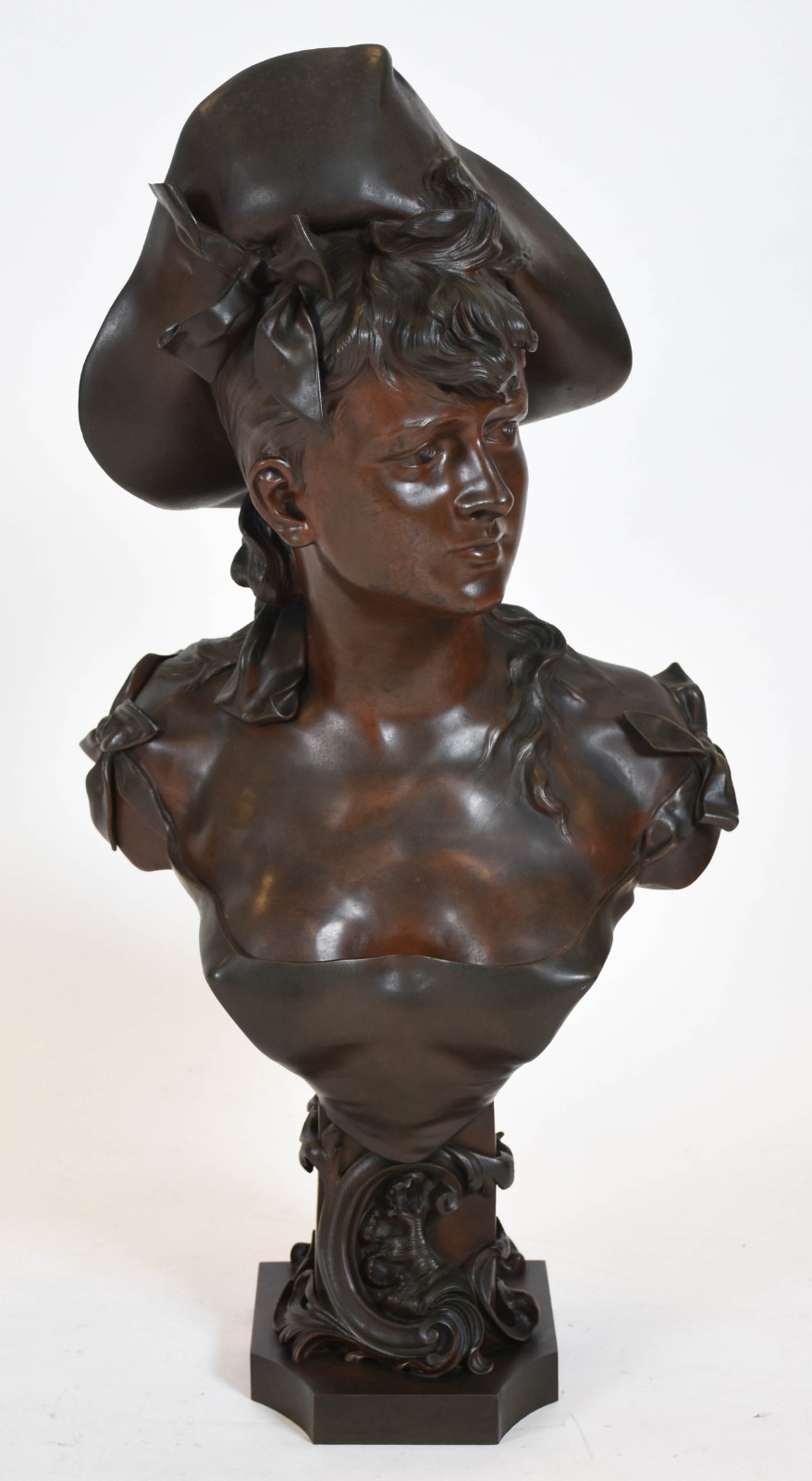 Escultura de bronze representando Busto de jovem com chapéu. - foto 1 de 4