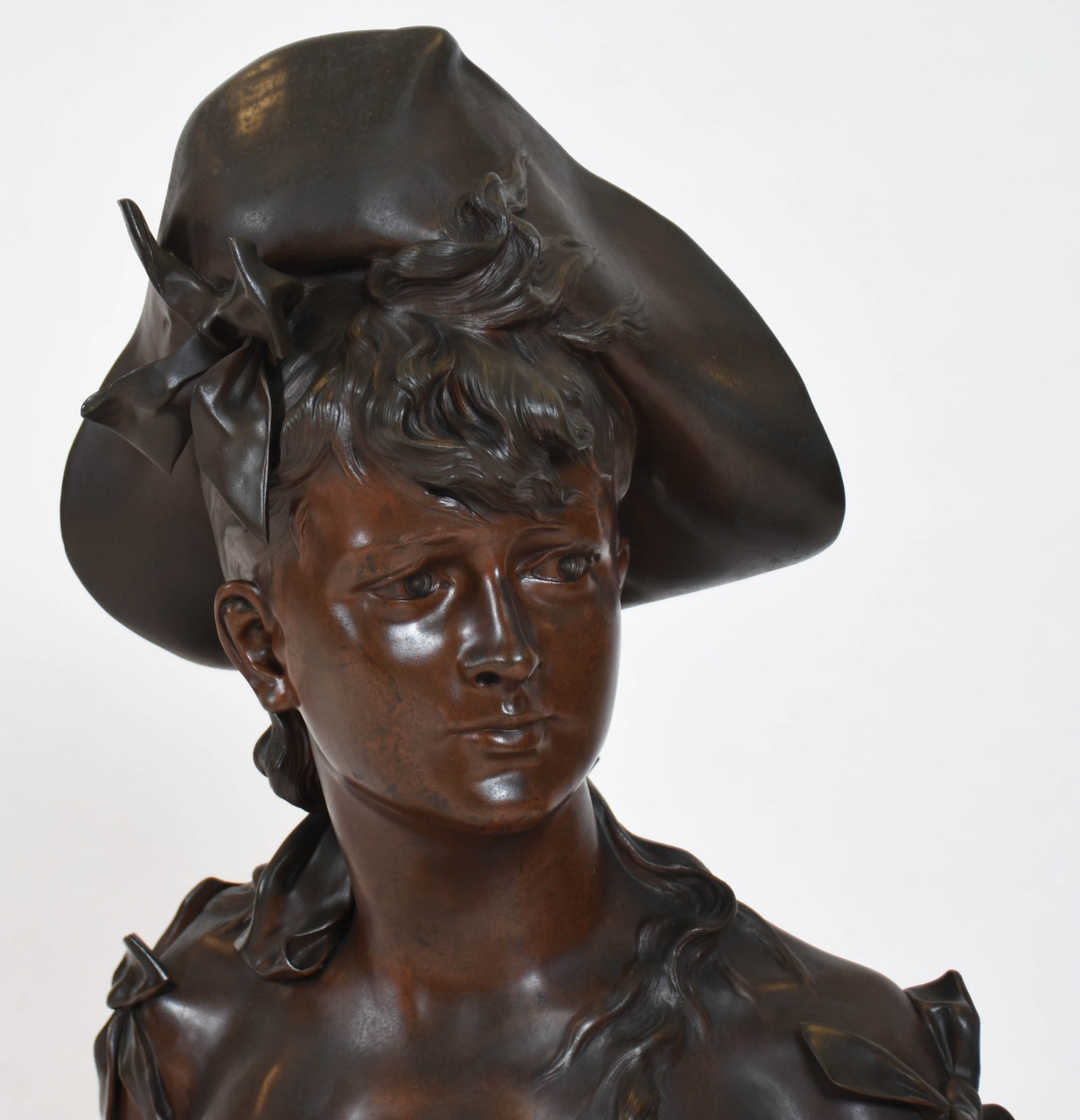 Escultura de bronze representando Busto de jovem com chapéu. - foto 2 de 4