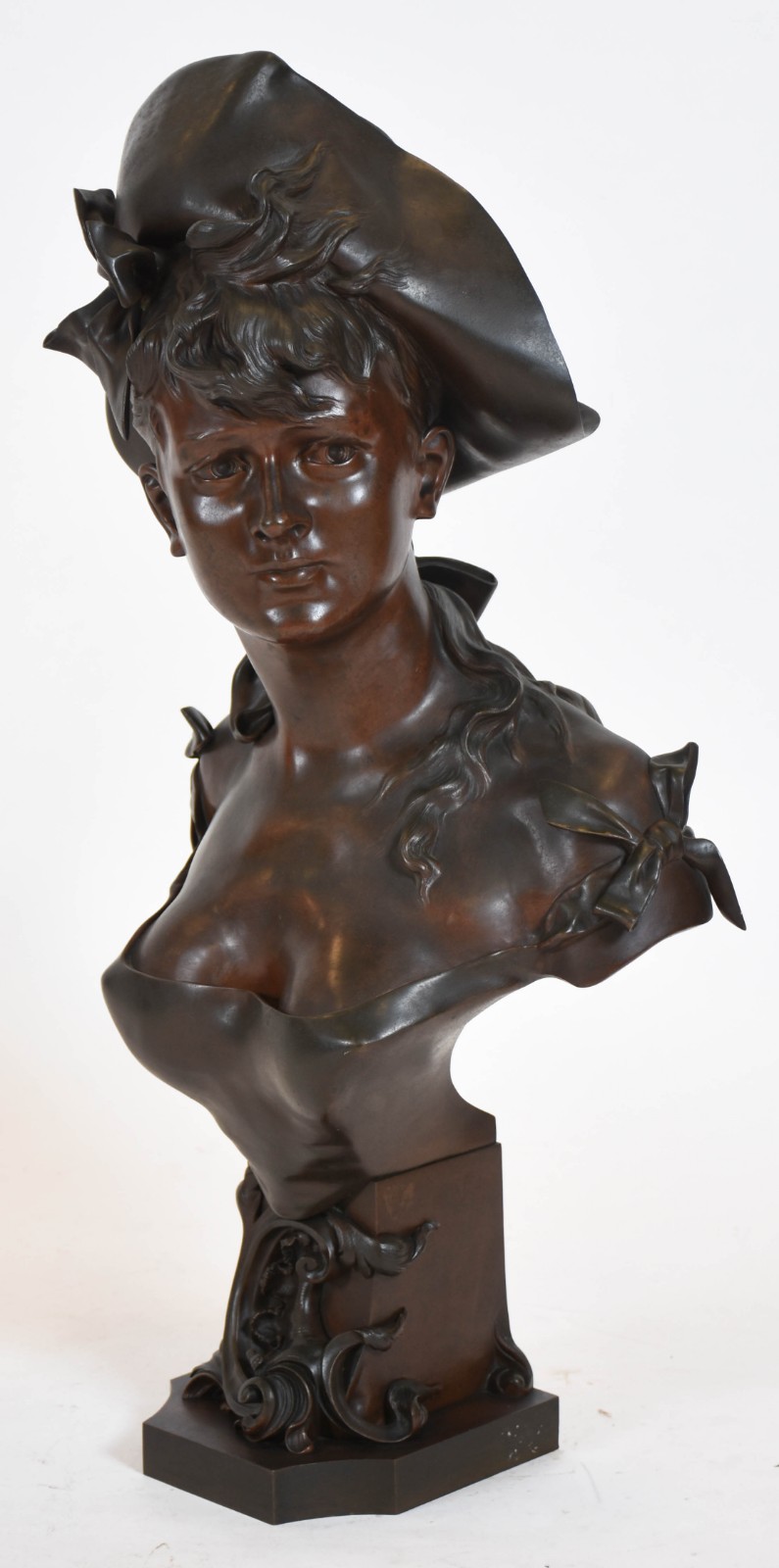 Escultura de bronze representando Busto de jovem com chapéu. - foto 3 de 4