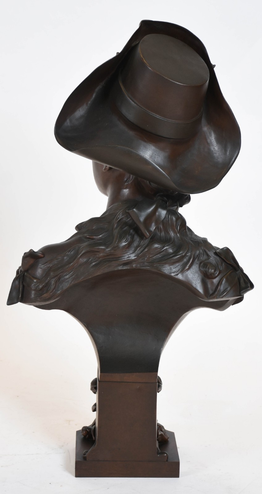 Escultura de bronze representando Busto de jovem com chapéu. - foto 4 de 4