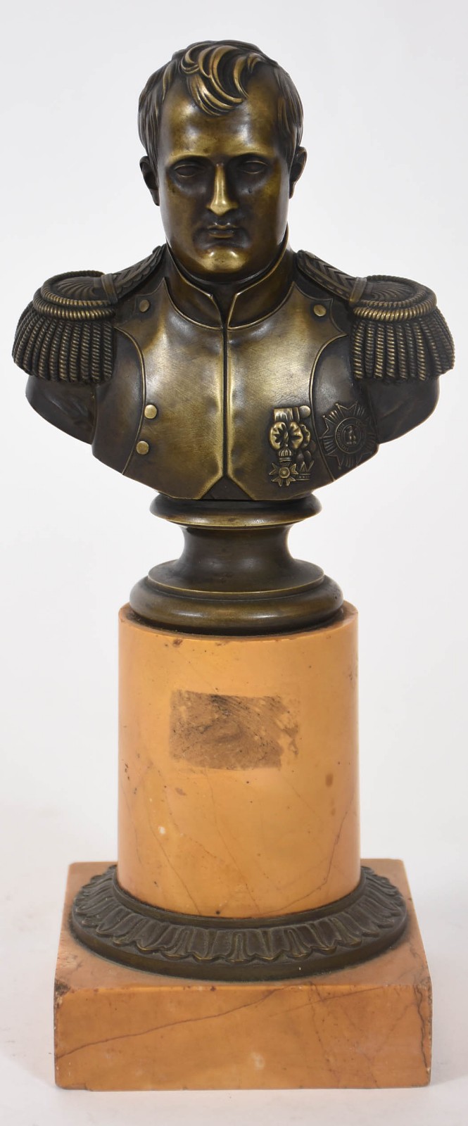 Busto em bronze representando Napoleão sobre coluna de mármore... - foto 1 de 4