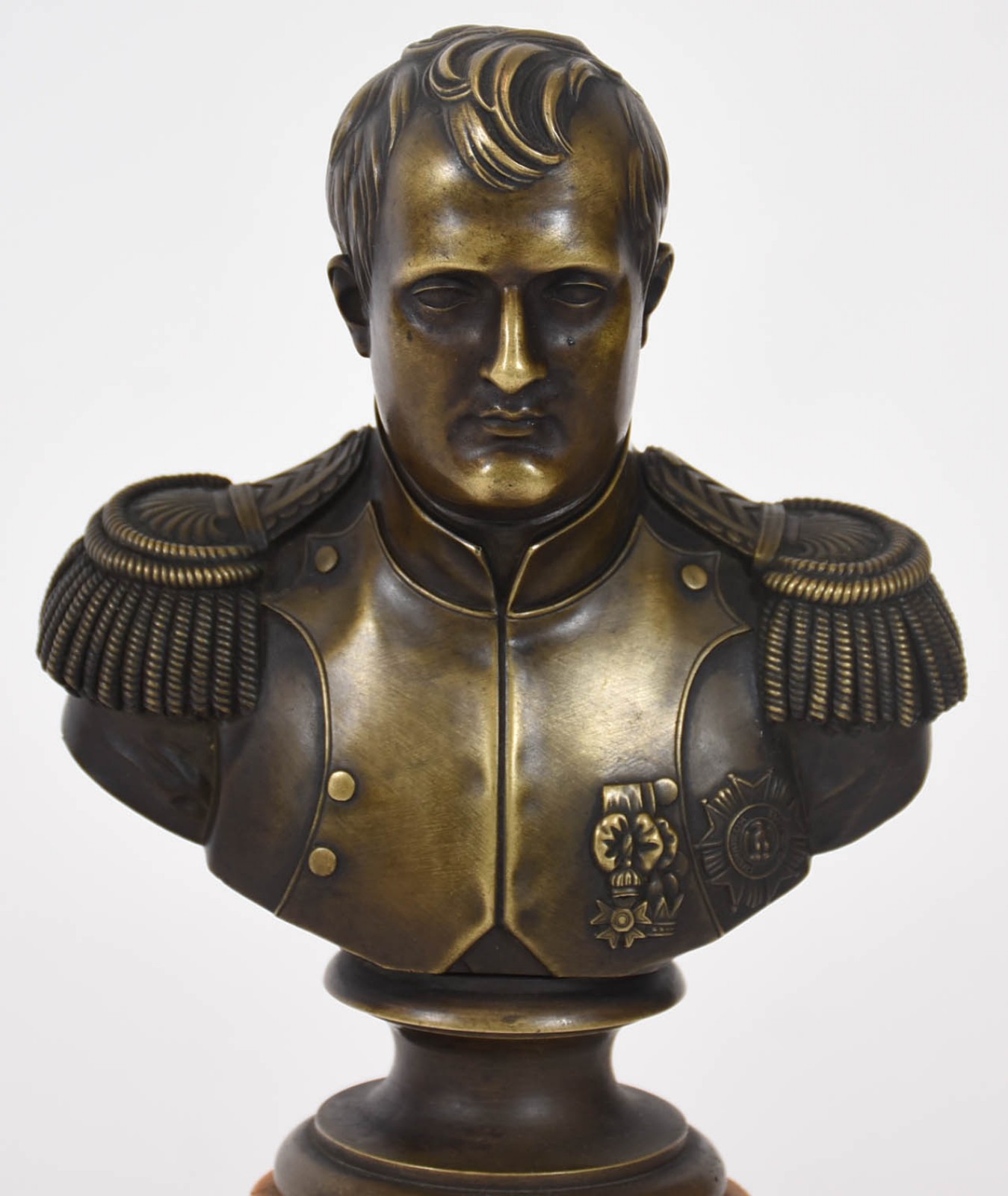 Busto em bronze representando Napoleão sobre coluna de mármore... - foto 2 de 4