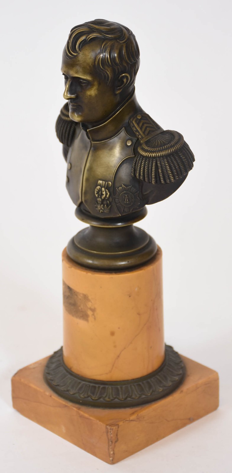 Busto em bronze representando Napoleão sobre coluna de mármore... - foto 3 de 4