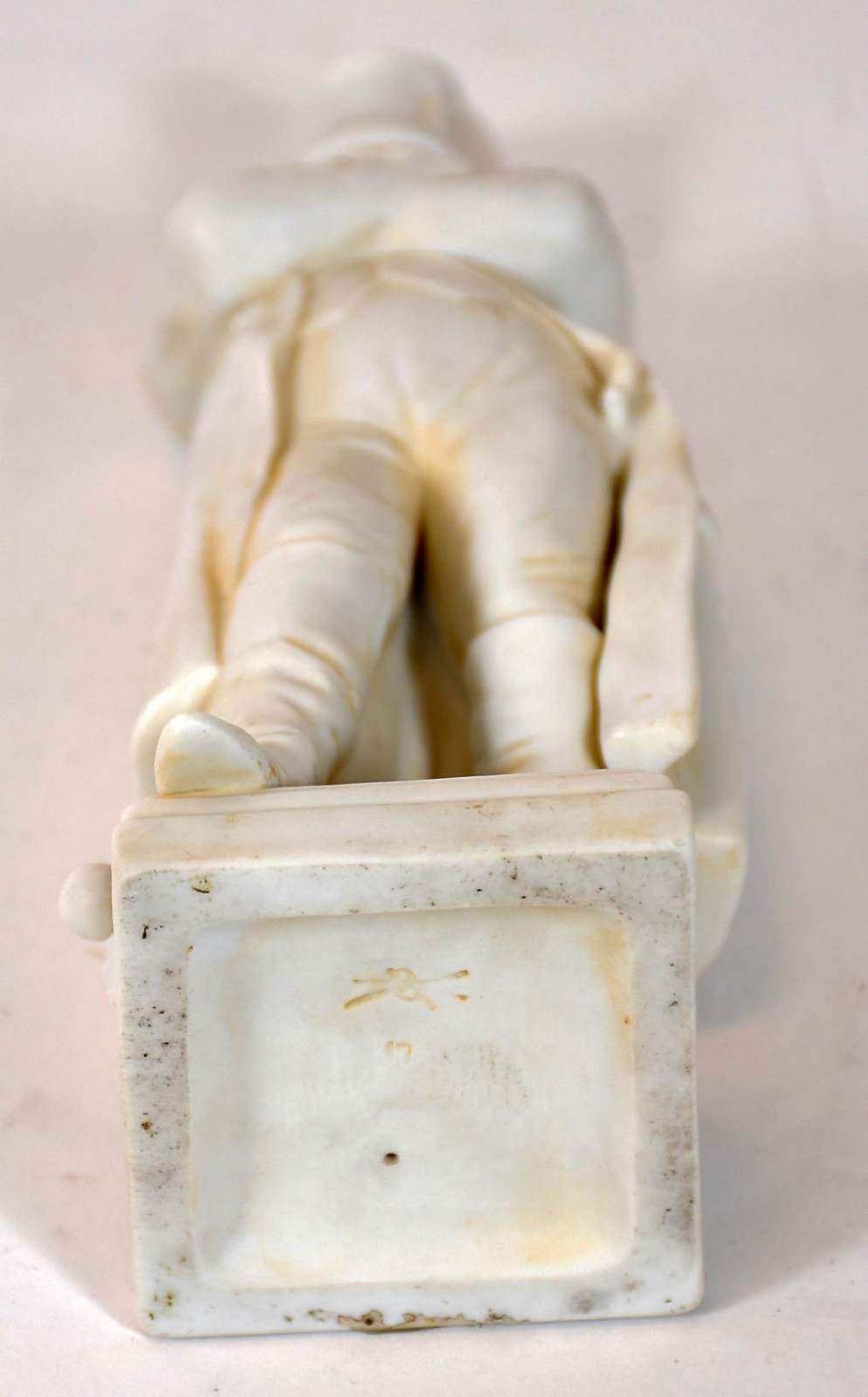 Estatueta de biscuit europeu representando Napoleão, numerado na... - foto 6 de 6