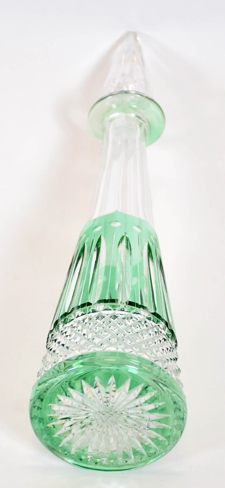 Garrafa de cristal lapidado doublé verde, base estrelada. - foto 2 de 3