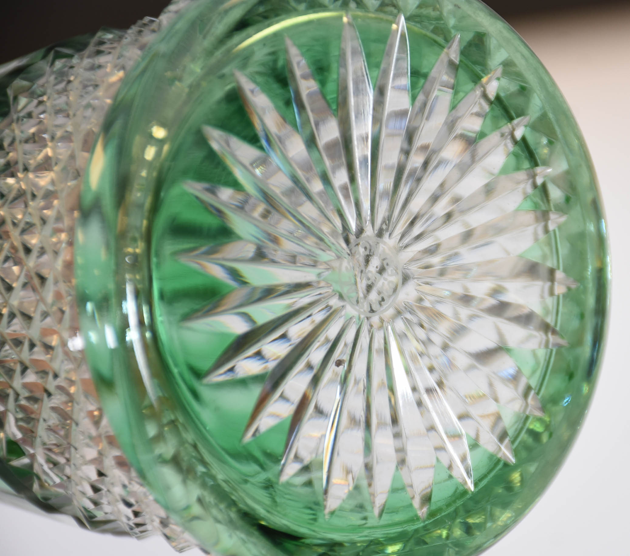 Garrafa de cristal lapidado doublé verde, base estrelada. - foto 3 de 3