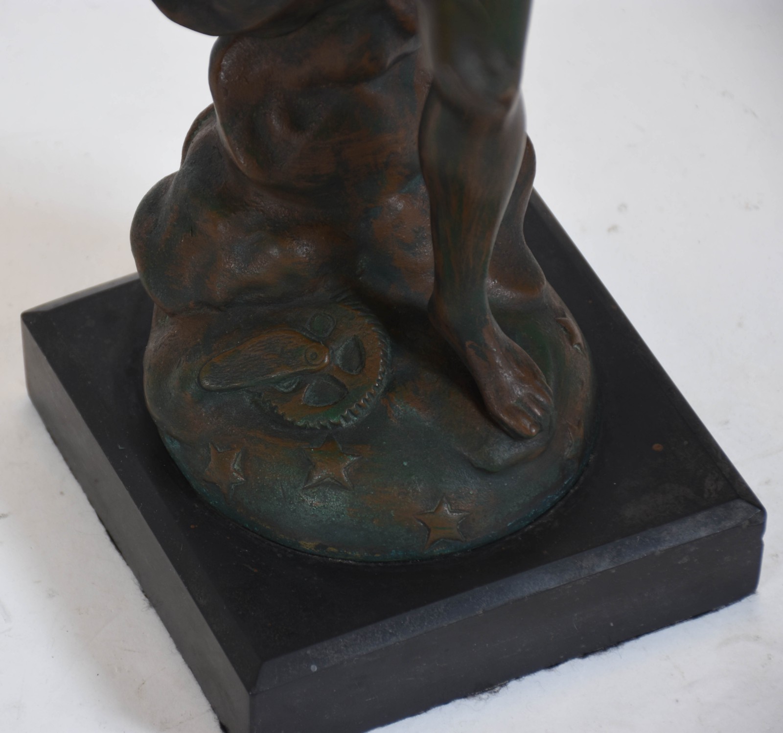Estatueta de bronze representando Vitória Alada, base de mármore. - foto 3 de 6