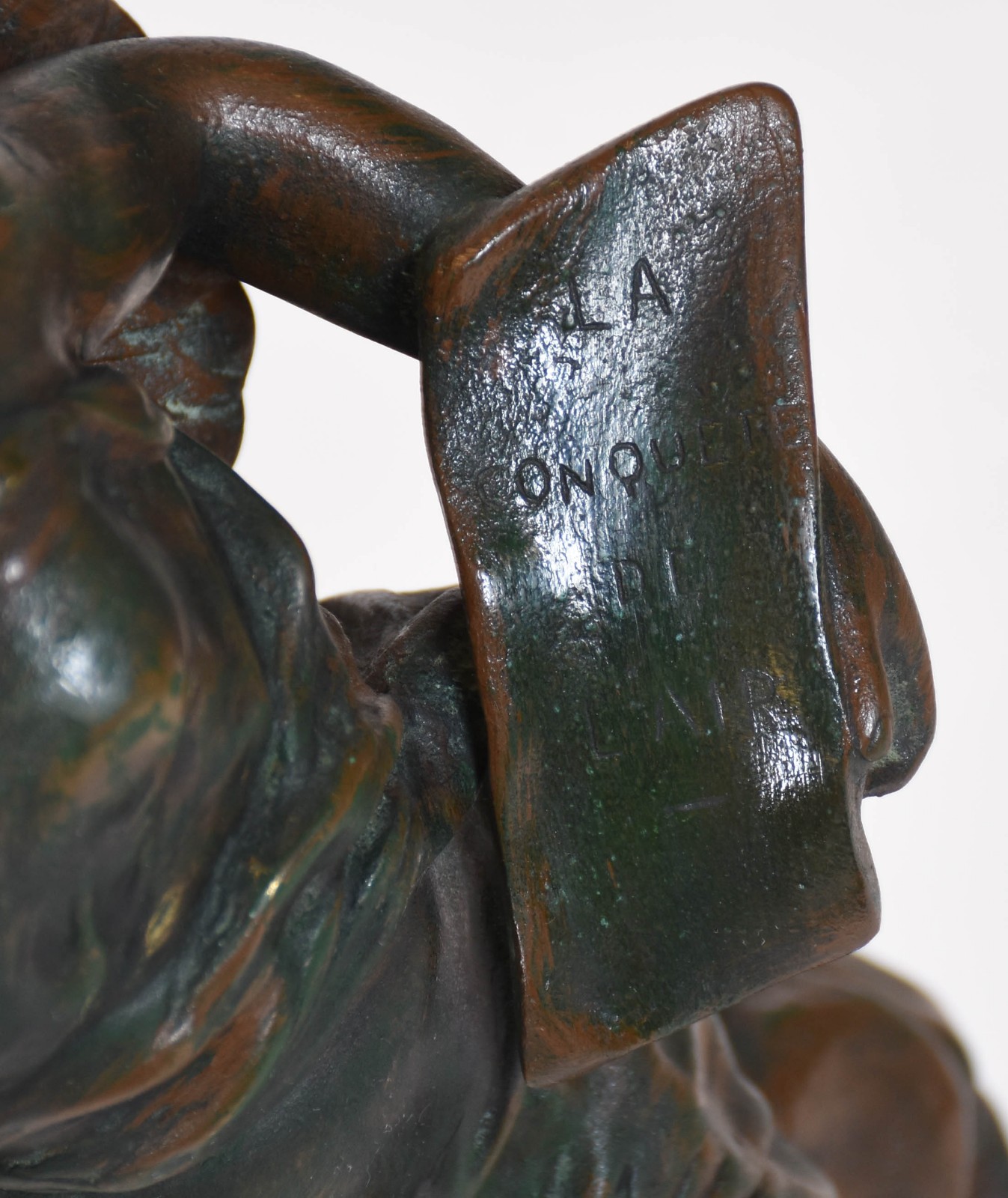 Estatueta de bronze representando Vitória Alada, base de mármore. - foto 6 de 6