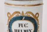 Pote de farmacia de porcelana francesa com insc... - Pote de farmacia de porcelana francesa com inscrições  "Fuc helmin", frisos dourados. (bicado na tampa).