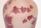 François Théodore Legras (1839-1916),  - Vaso de pasta de vidro cameo com flores na cor rosa, assinado.