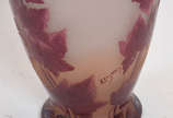 François Théodore Legras (1839-1916),  - Vaso de pasta de vidro cameo com flores na cor rosa, assinado.