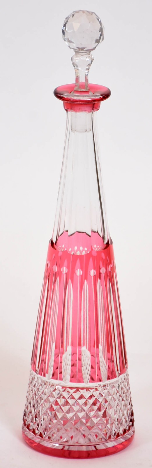 Garrafa de cristal doublé vermelho ricamente lapidada, base estrelada. - foto 1 de 3