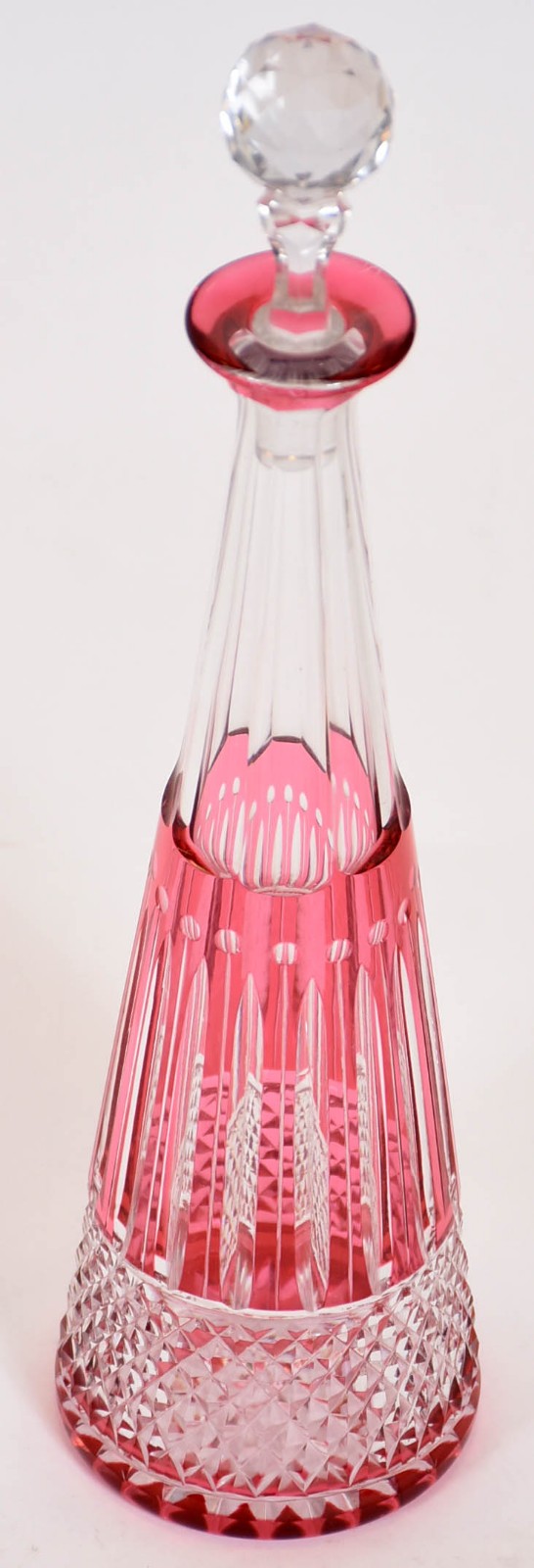 Garrafa de cristal doublé vermelho ricamente lapidada, base estrelada. - foto 2 de 3