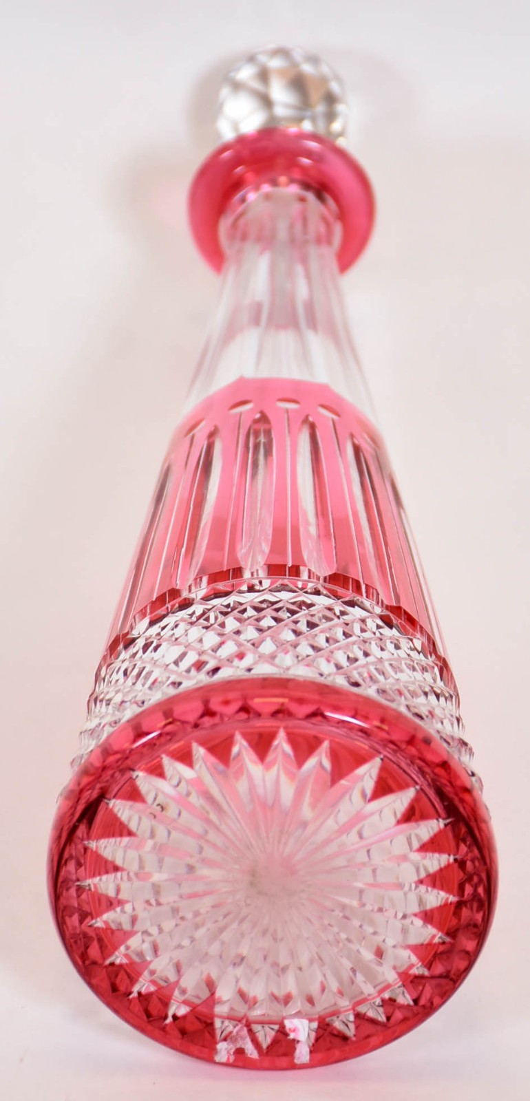 Garrafa de cristal doublé vermelho ricamente lapidada, base estrelada. - foto 3 de 3