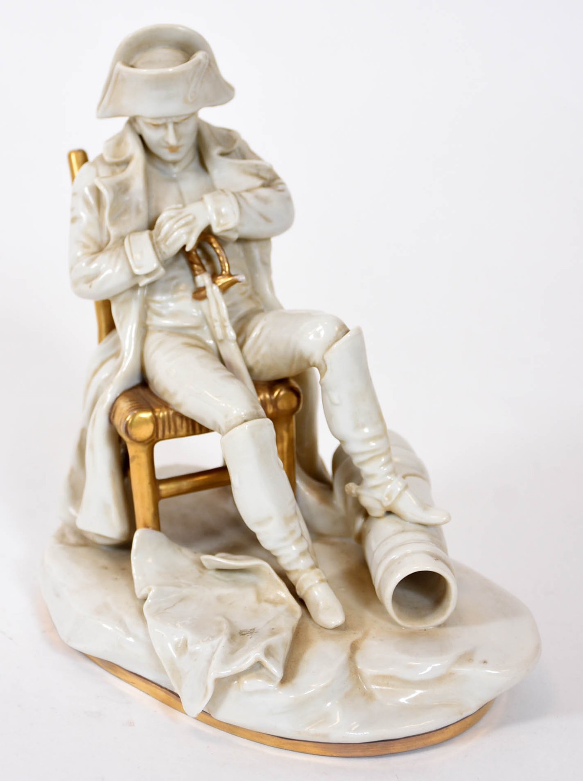 Estatueta de porcelana representando Napoleão sentado. - foto 1 de 4