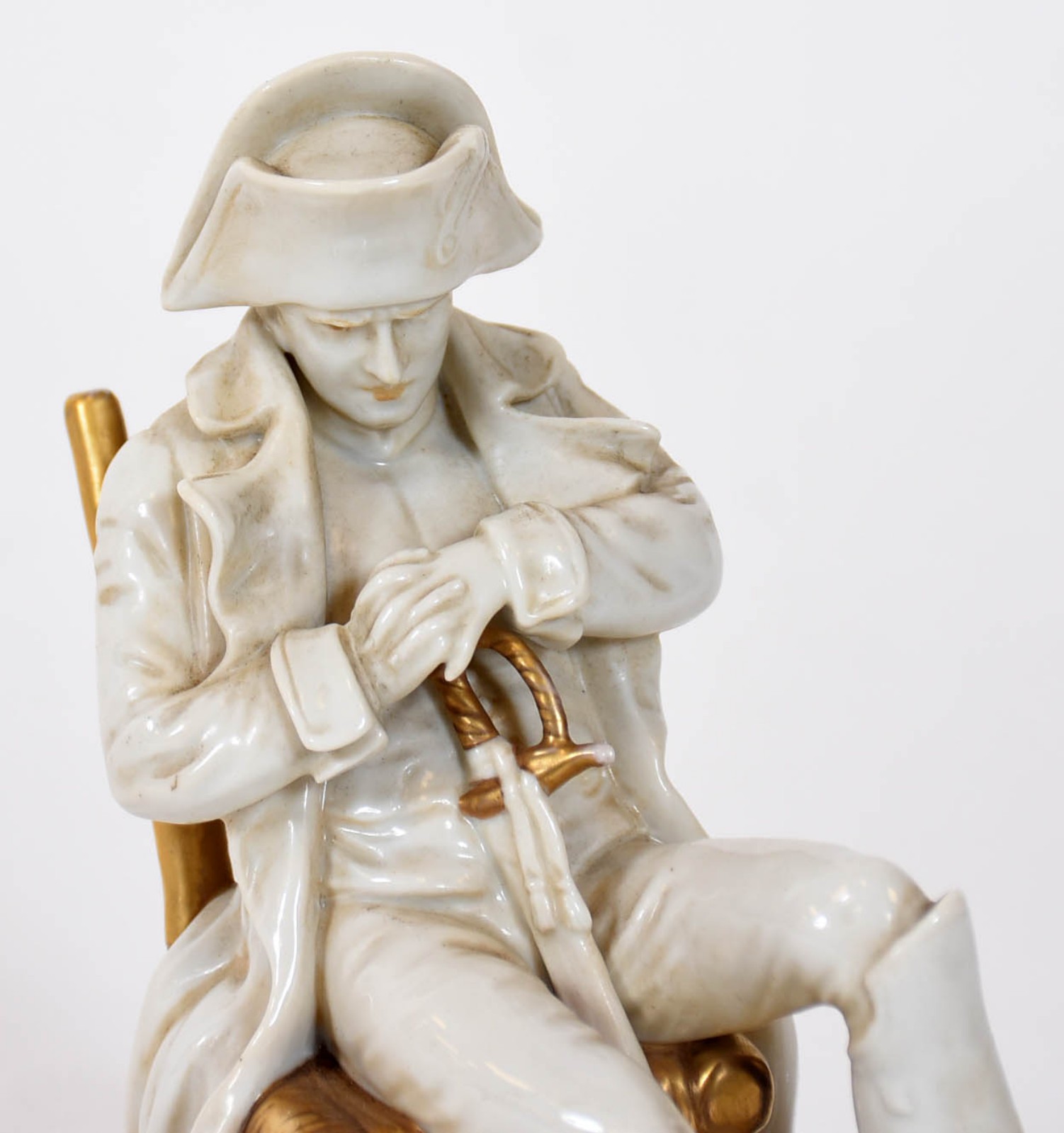 Estatueta de porcelana representando Napoleão sentado. - foto 2 de 4