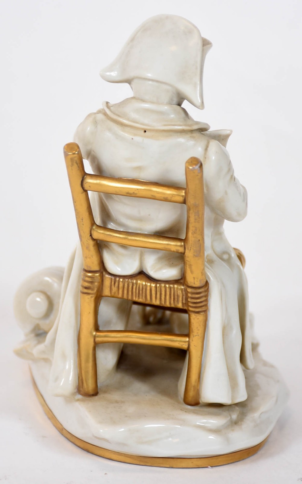 Estatueta de porcelana representando Napoleão sentado. - foto 3 de 4