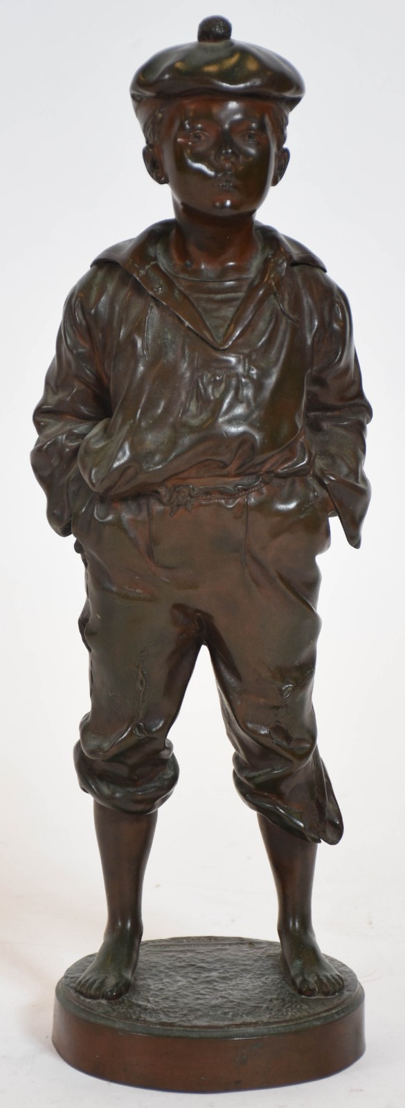 Estatueta de bronze representando menino, assinada e datada 1889. - foto 1 de 5