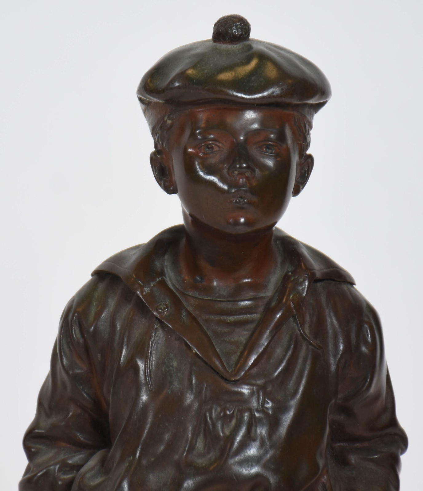 Estatueta de bronze representando menino, assinada e datada 1889. - foto 2 de 5