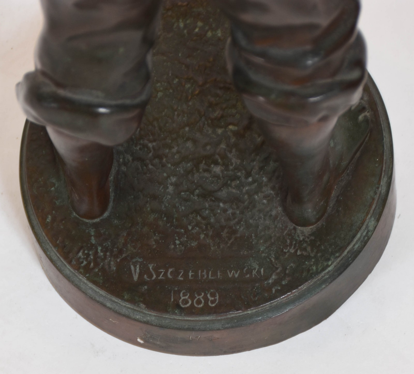 Estatueta de bronze representando menino, assinada e datada 1889. - foto 4 de 5