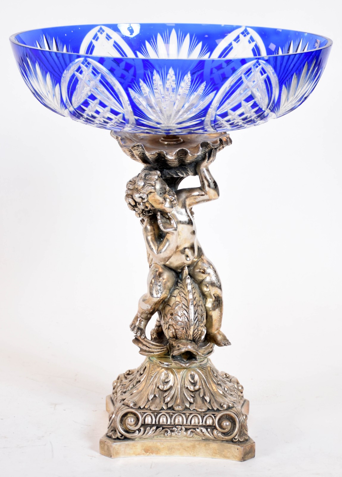 Grande centro de mesa de bronze prateado representando menino com... - foto 1 de 7