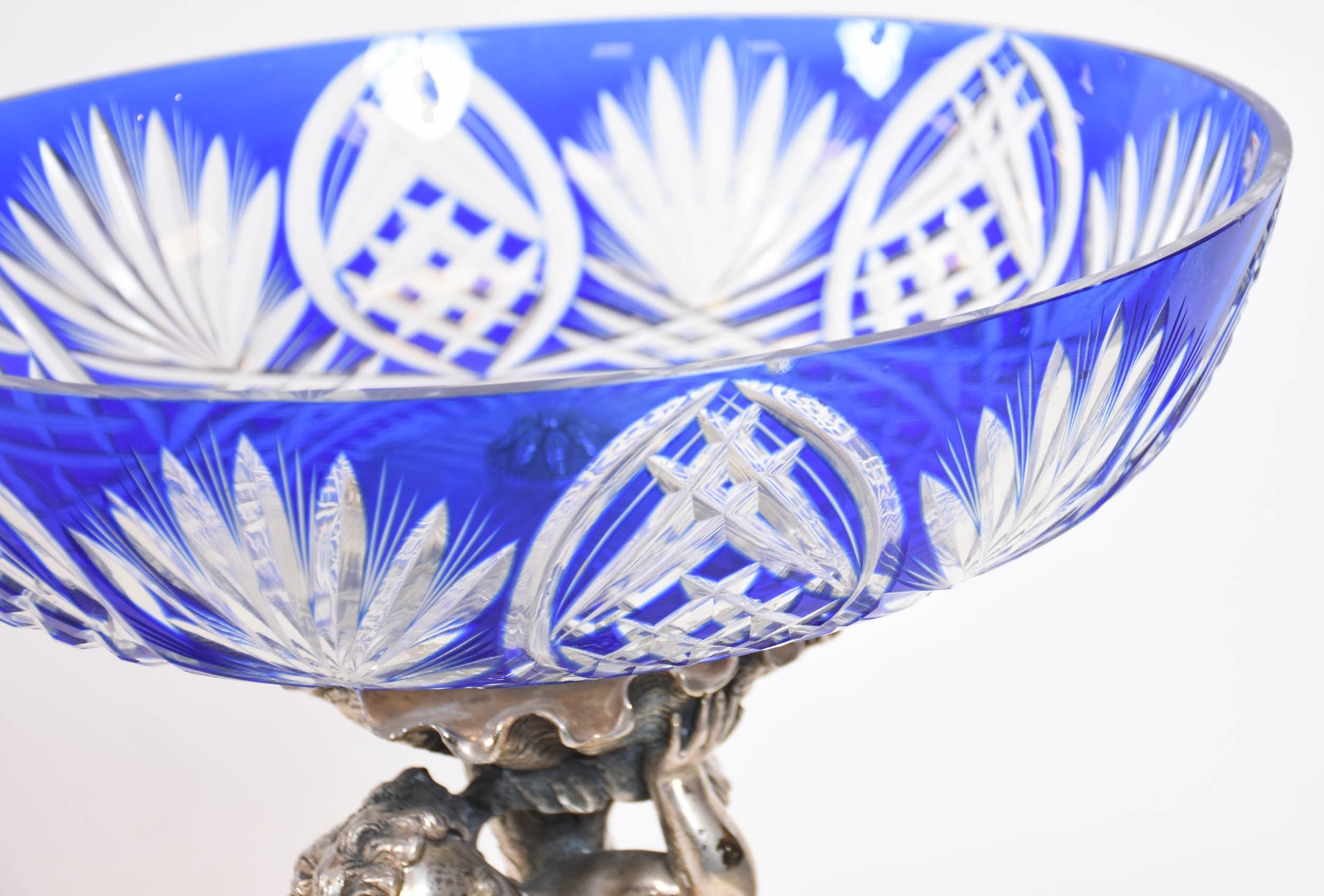 Grande centro de mesa de bronze prateado representando menino com... - foto 5 de 7