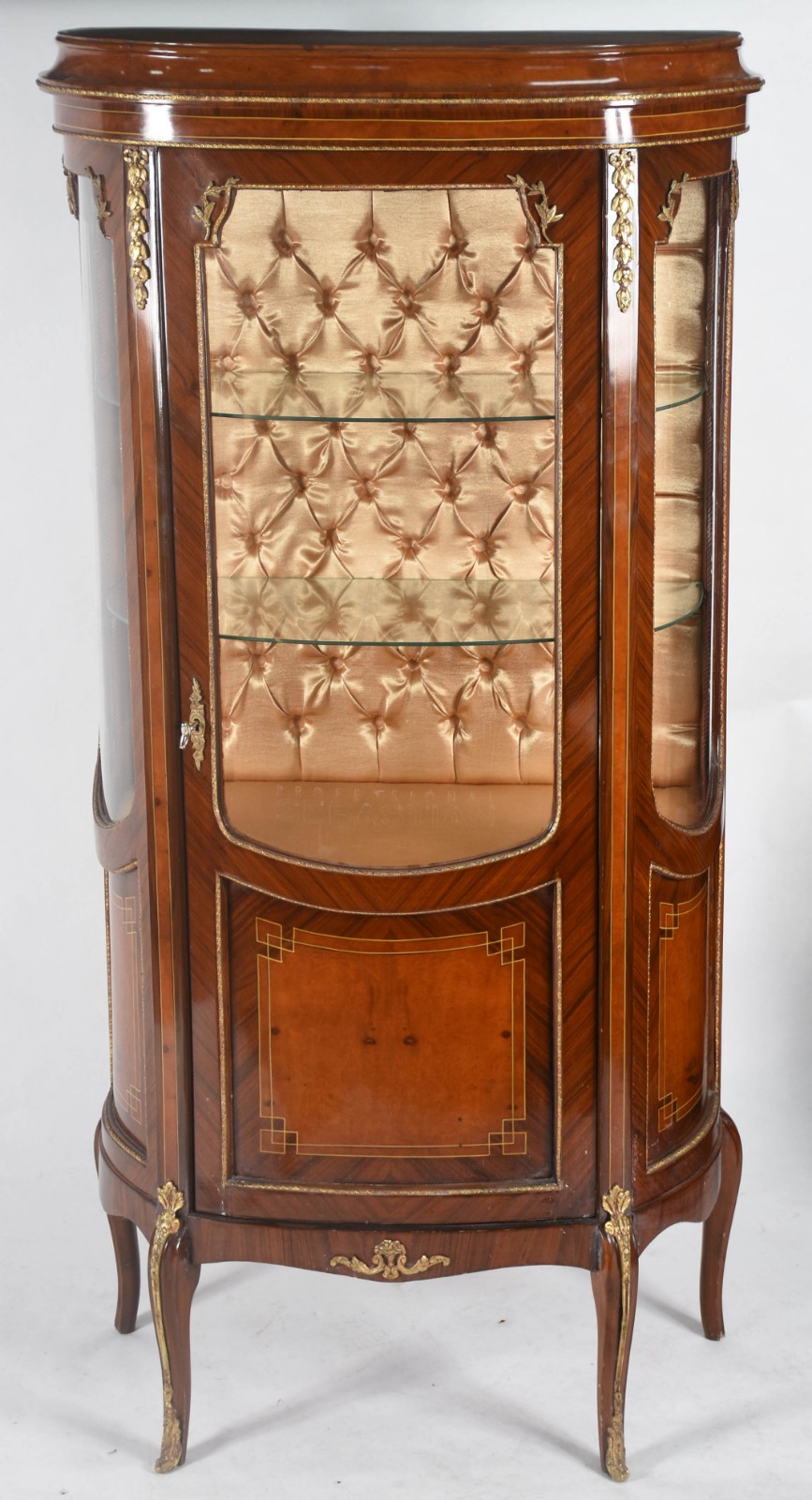 Vitrine estilo francês de madeira marchetada, 2 prateleiras de vidro... - foto 1 de 3