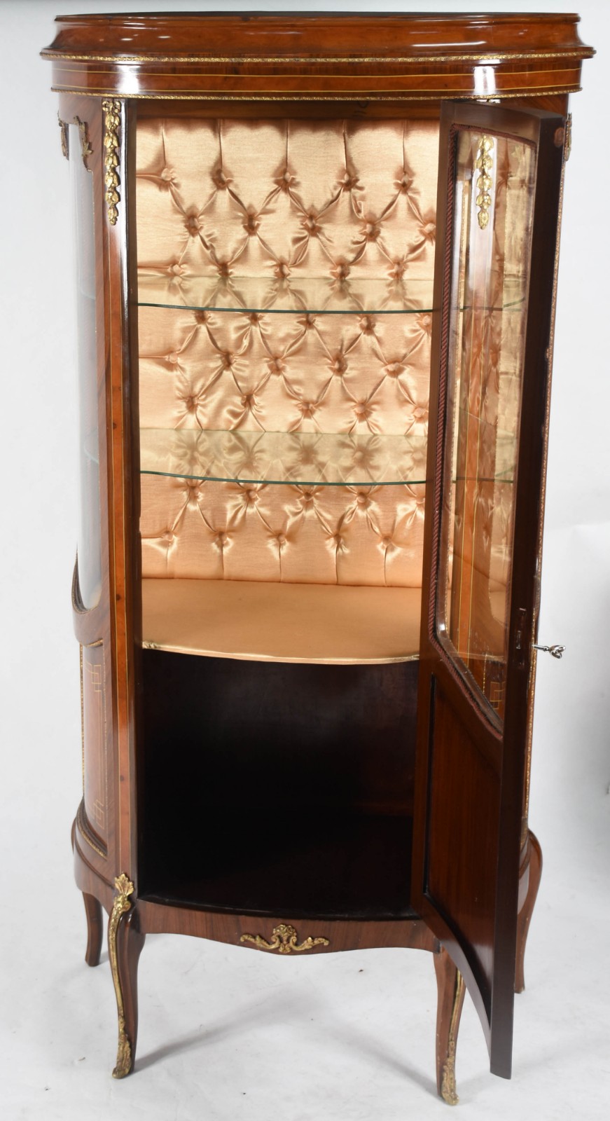 Vitrine estilo francês de madeira marchetada, 2 prateleiras de vidro... - foto 2 de 3