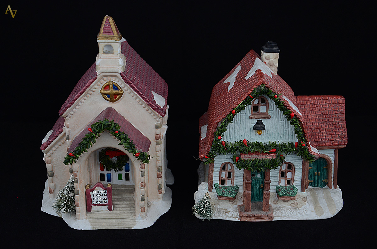 Duas casas miniaturas de porcelana. Medidas 1) 13 x 14 cm e altura 19... - foto 1 de 3