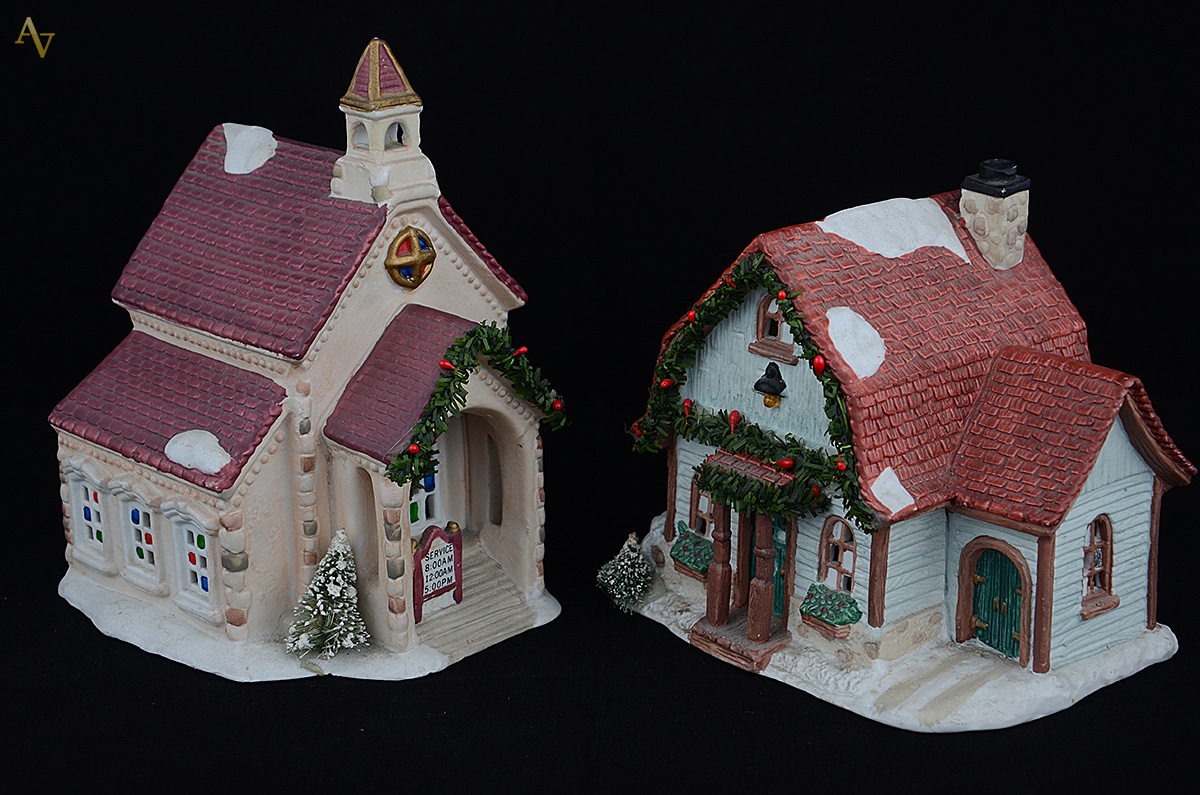Duas casas miniaturas de porcelana. Medidas 1) 13 x 14 cm e altura 19... - foto 2 de 3