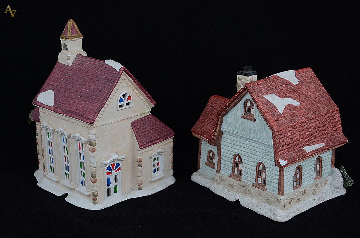 Duas casas miniaturas de porcelana. Medidas 1) 13 x 14 cm e altura 19... - foto 3 de 3