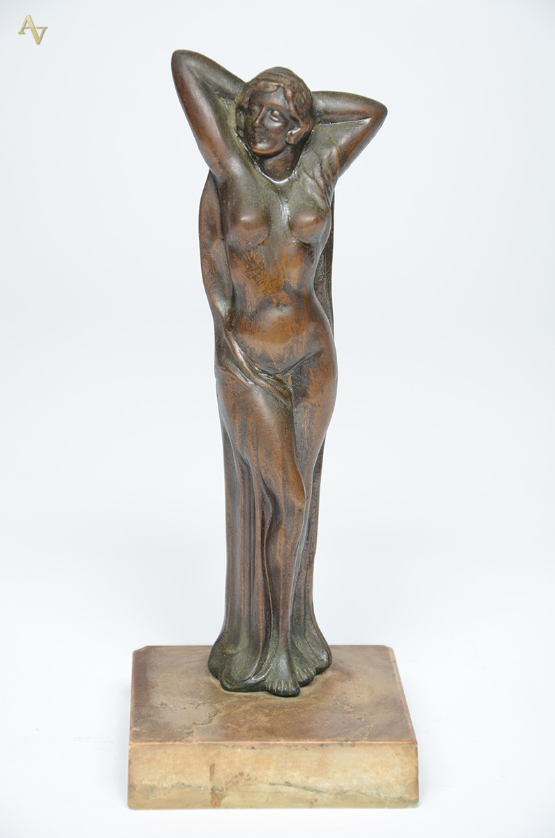 Escultura de bronze representando figura feminina. Altura total 22 cm. - foto 1 de 2