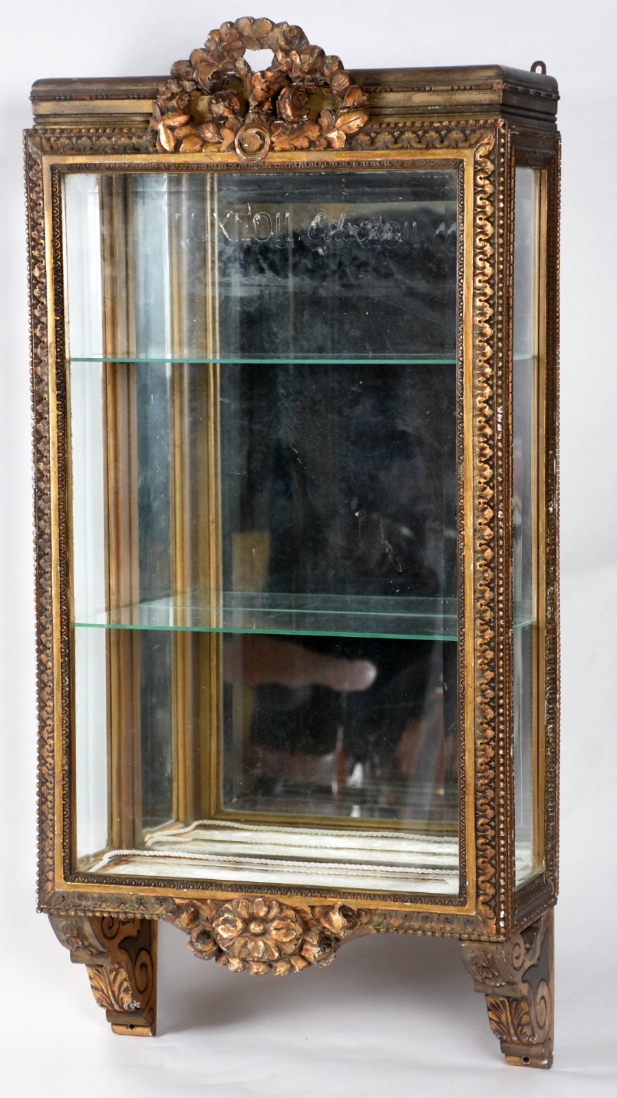 Vitrine de parede estilo francês, madeira dourada com prateleiras de... - foto 1 de 4