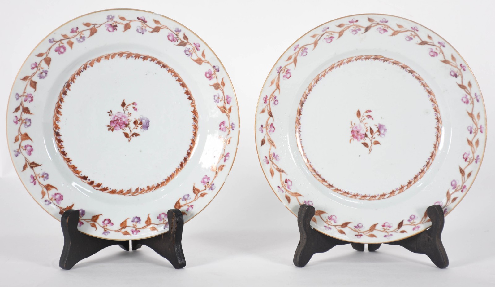 Par de pratos de porcelana da Companhia das Índias com flores e... - foto 1 de 5