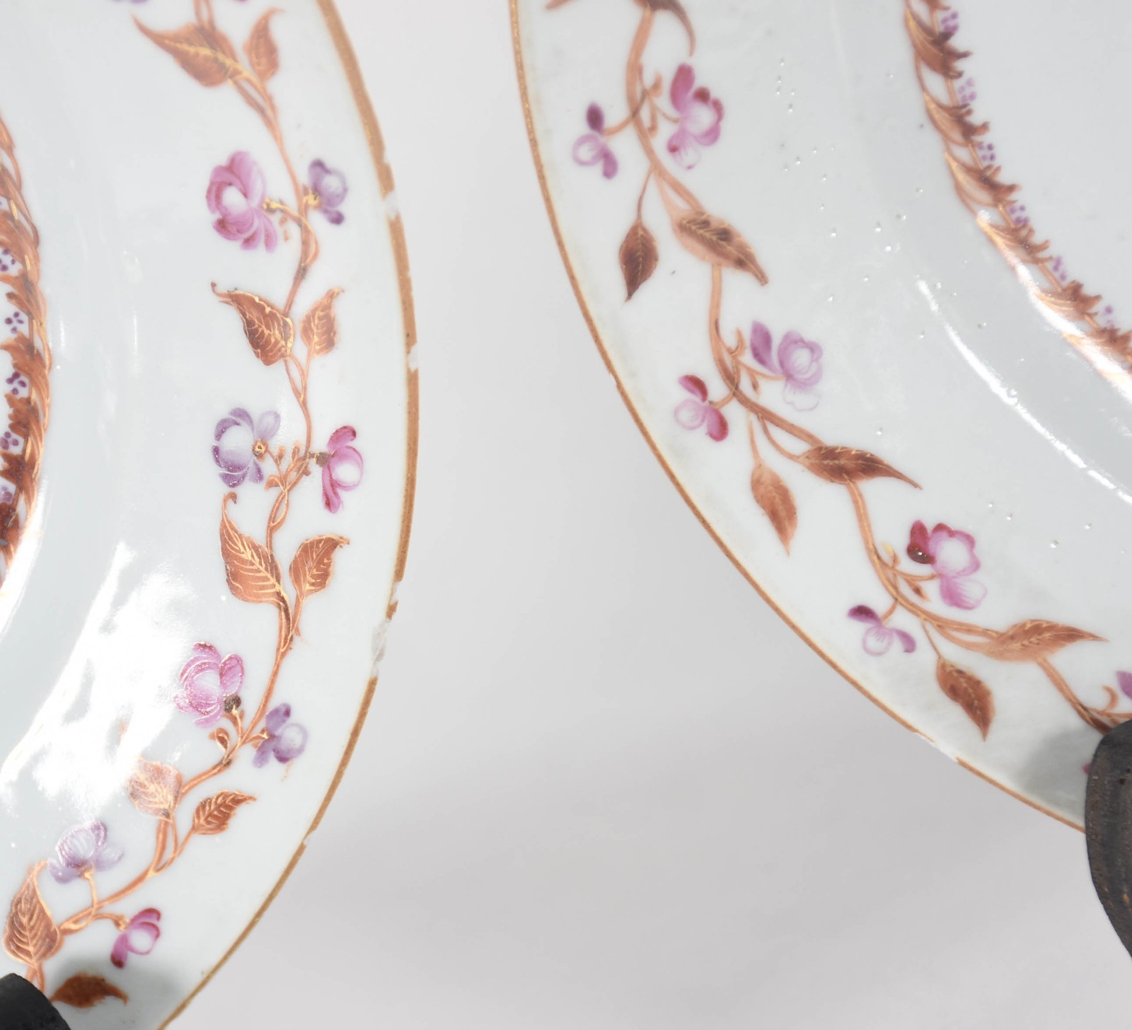 Par de pratos de porcelana da Companhia das Índias com flores e... - foto 3 de 5
