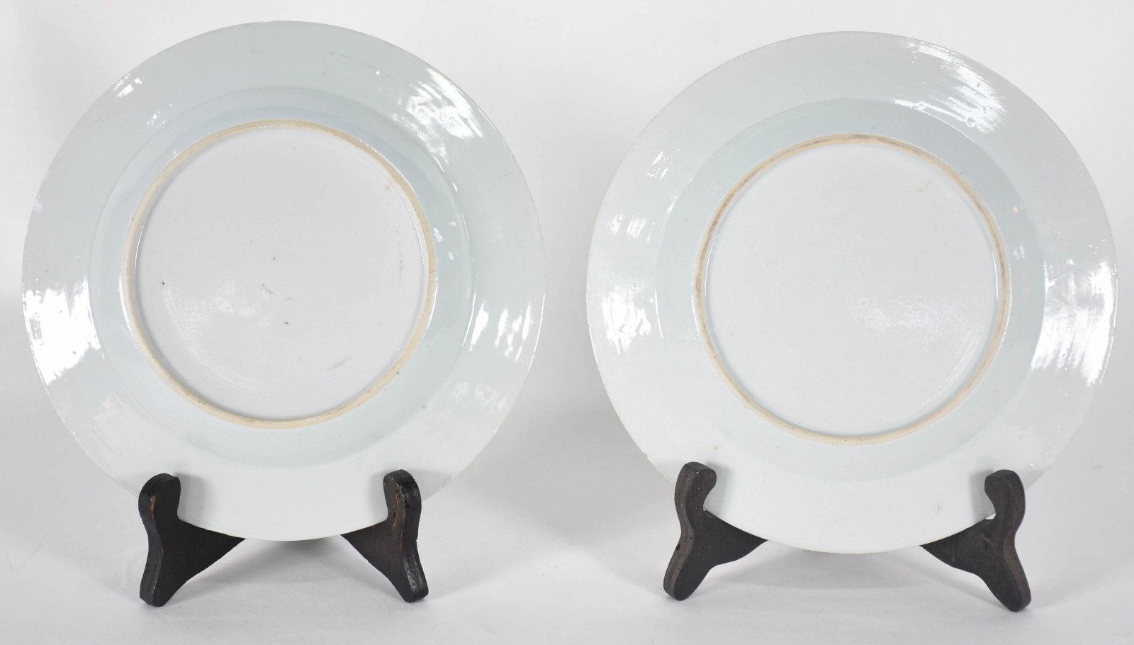 Par de pratos de porcelana da Companhia das Índias com flores e... - foto 4 de 5
