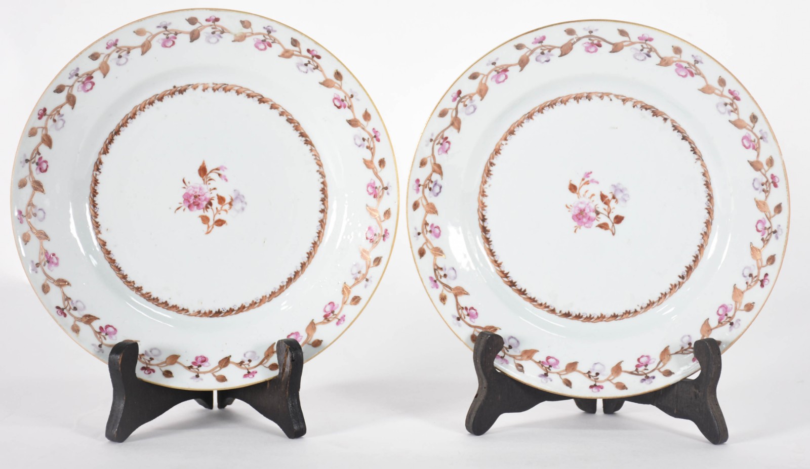 Par de pratos de porcelana Companhia das Índias, com flores e... - foto 1 de 2