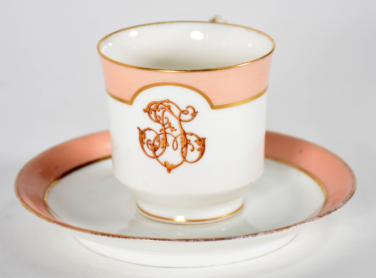 Xícara com pires de porcelana francesa de Pilluvuyt, monogramada. - foto 1 de 4