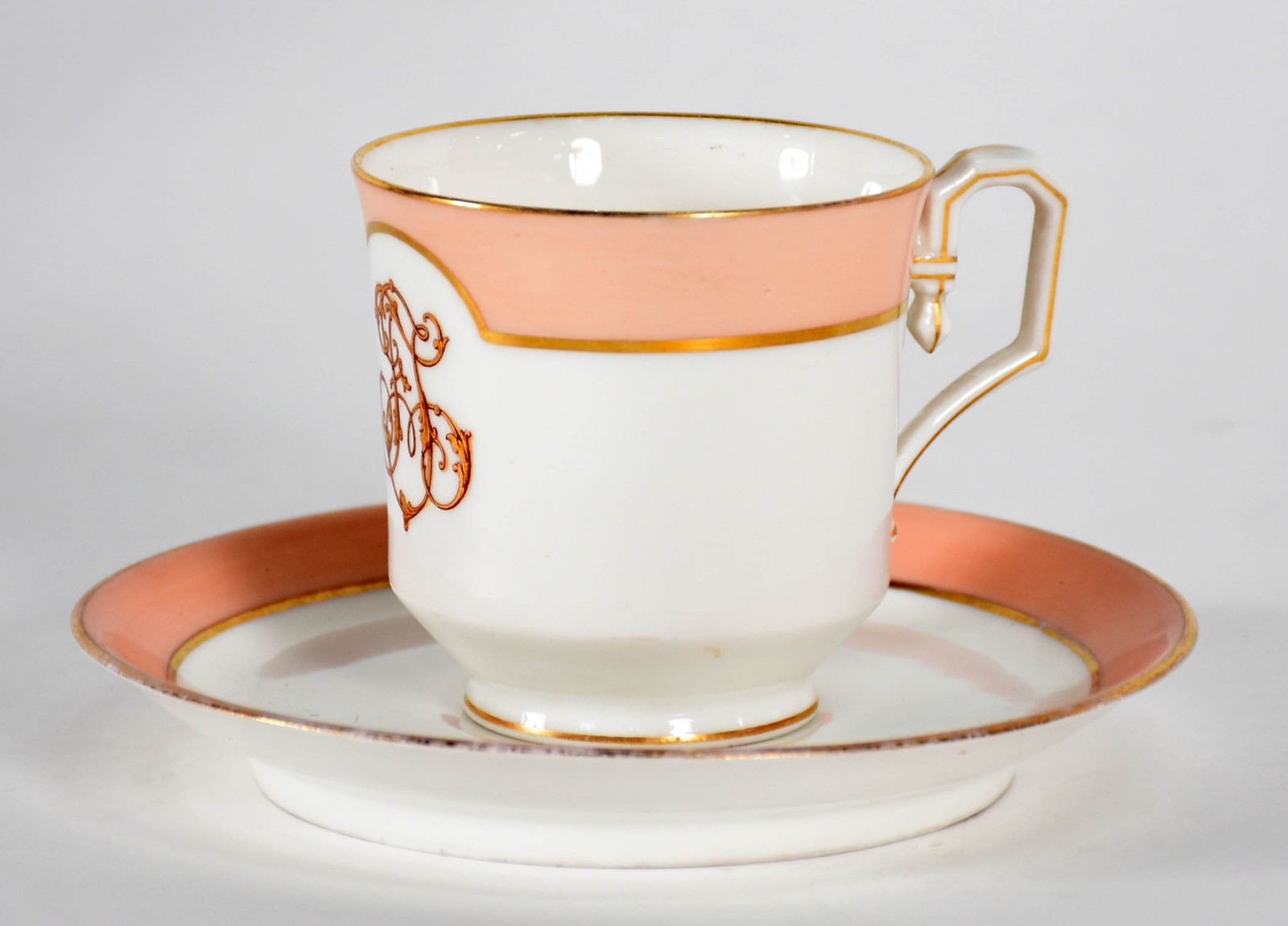 Xícara com pires de porcelana francesa de Pilluvuyt, monogramada. - foto 2 de 4