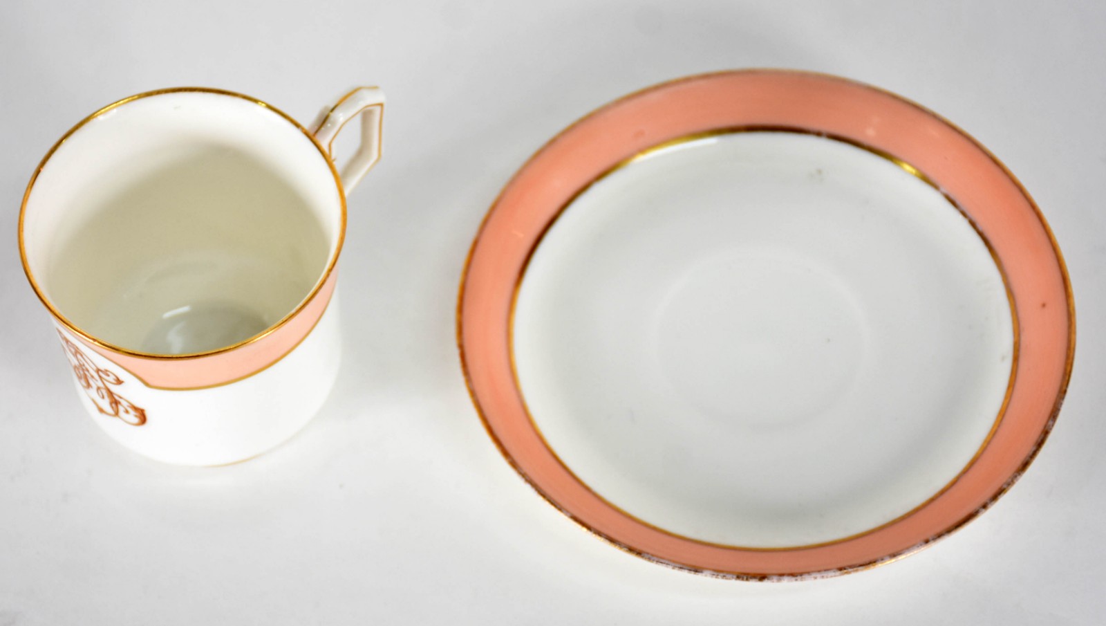 Xícara com pires de porcelana francesa de Pilluvuyt, monogramada. - foto 3 de 4