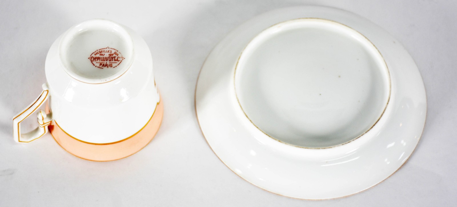Xícara com pires de porcelana francesa de Pilluvuyt, monogramada. - foto 4 de 4