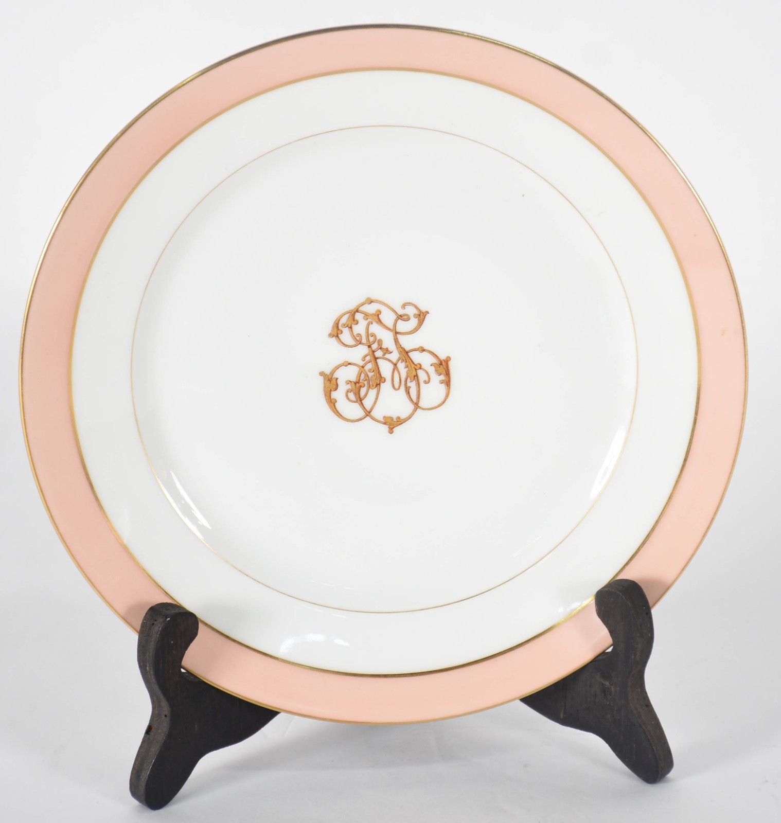 Prato de sobremesa de porcelana francesa de Pilluvuyt, monogramada. - foto 1 de 3
