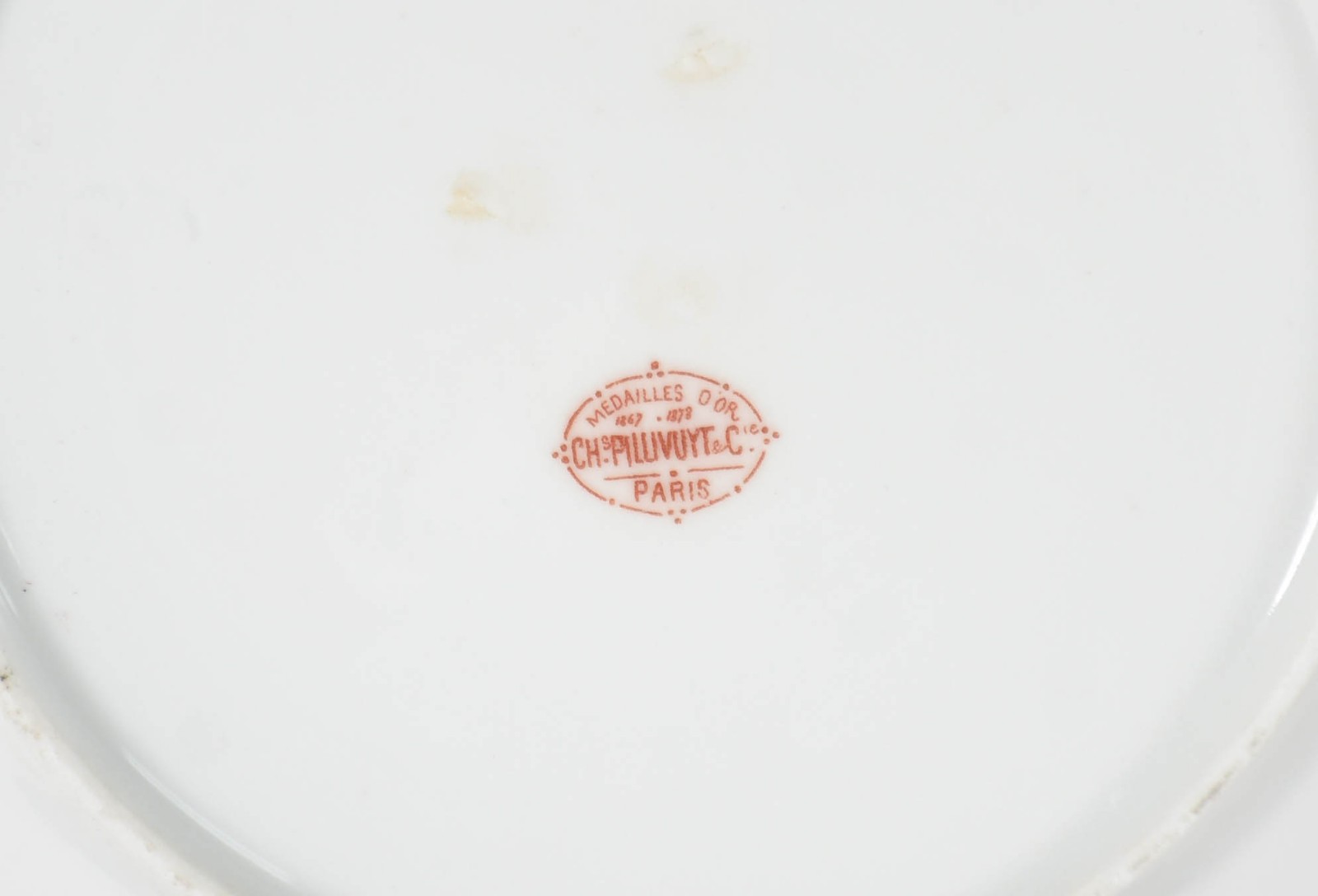 Prato de sobremesa de porcelana francesa de Pilluvuyt, monogramada. - foto 3 de 3