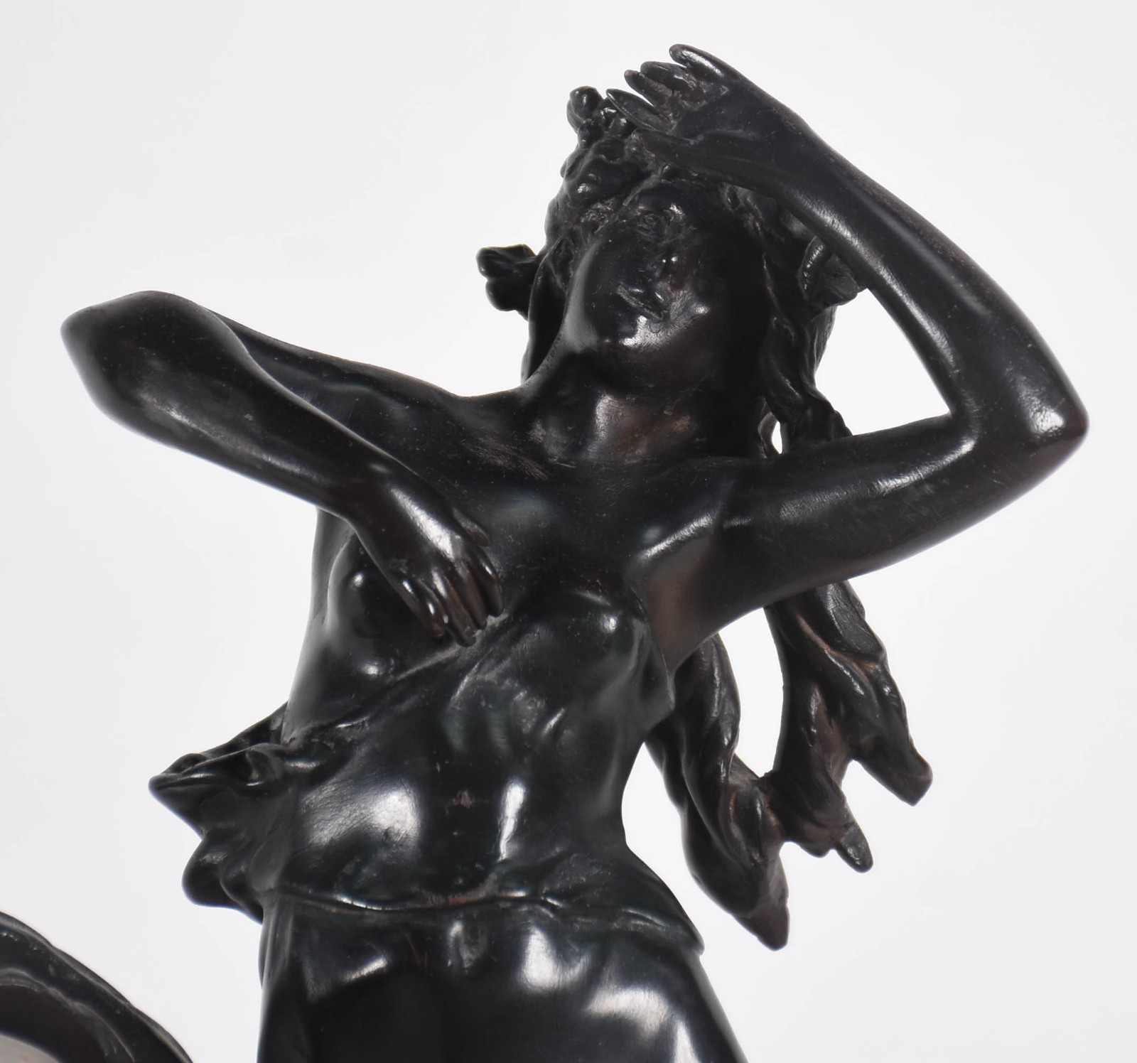 Luminária de petit bronze representando figura feminina para duas... - foto 2 de 6