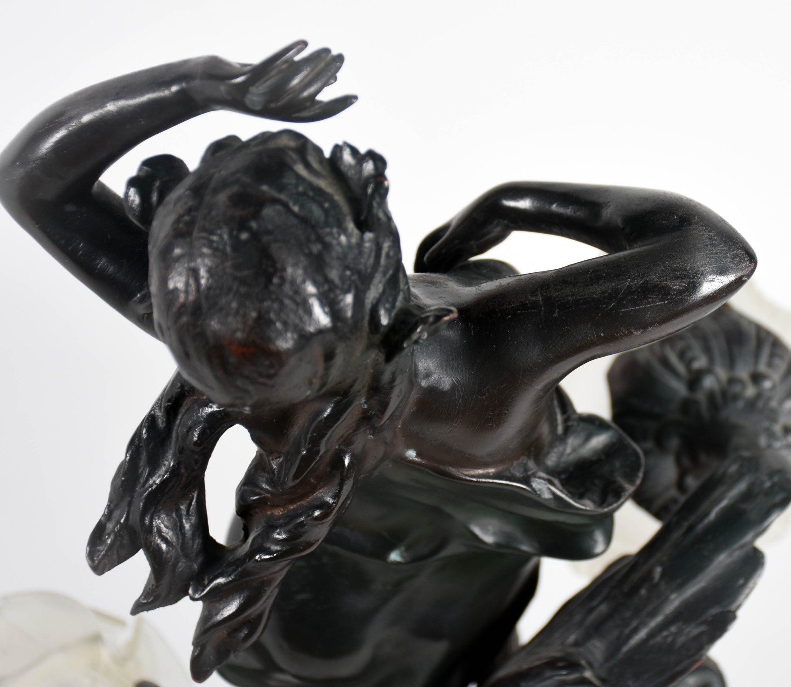Luminária de petit bronze representando figura feminina para duas... - foto 6 de 6