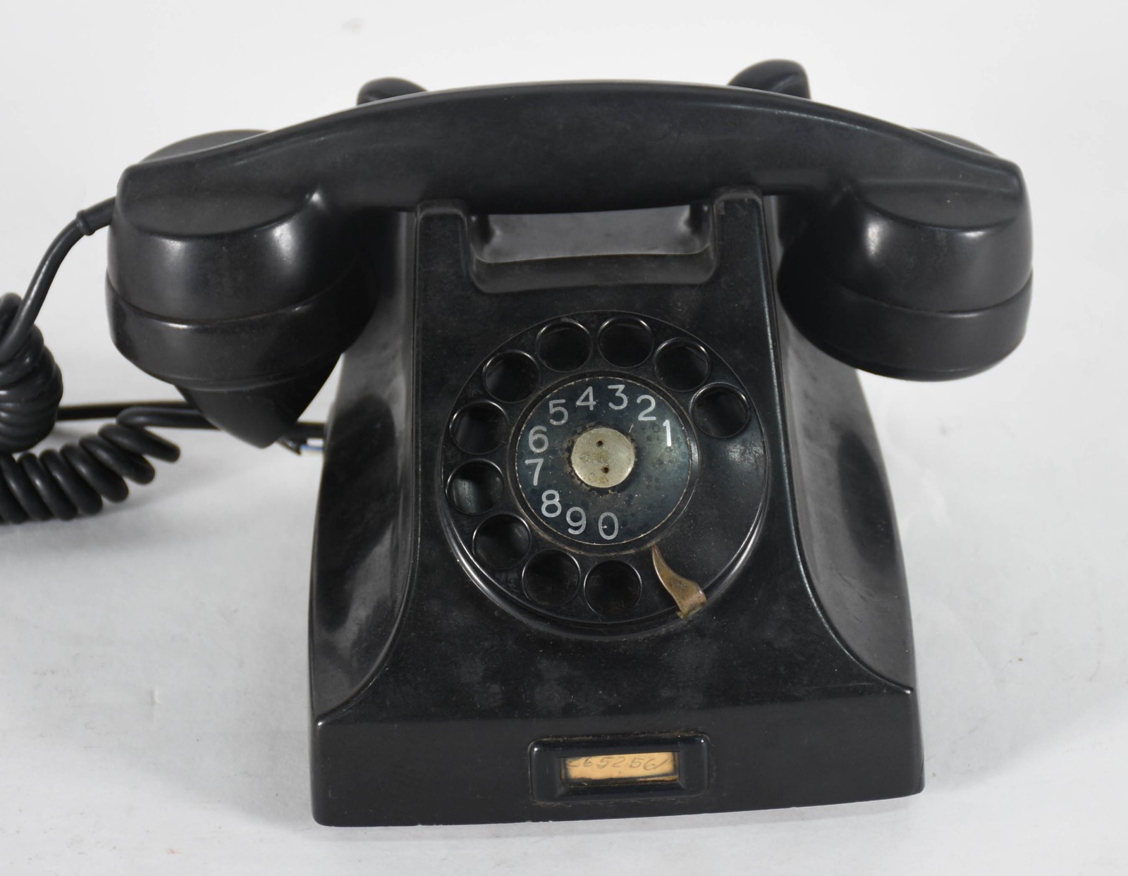 Aparelho telefônico da antiga CTB (Companhia Telefônica Brasileira). - foto 2 de 9