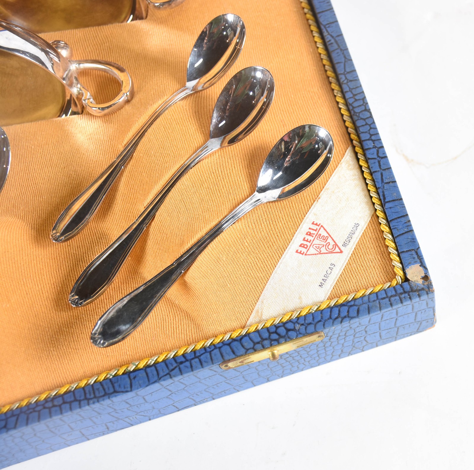 Conjunto de metal prateado com 12 taças para sorvete e suas colheres... - foto 3 de 6